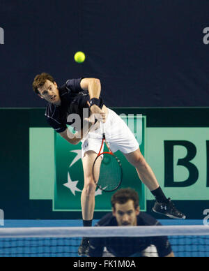 Barclaycard Arena, Birmingham, UK. Le 05 Mar, 2016. Davis Cup Tennis World Group premier tour. Grande-bretagne face au Japon. Jamie Murray de Grande-bretagne sert pendant le match de double entre la société britannique Andy Murray et Jamie Murray et du Japon Yoshihito Nishioka et Yasutaka Uchiyama le jour 2 de l'égalité. Credit : Action Plus Sport/Alamy Live News Banque D'Images