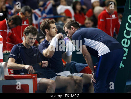 Barclaycard Arena, Birmingham, UK. Le 05 Mar, 2016. Davis Cup Tennis World Group premier tour. Grande-bretagne face au Japon. Le capitaine de l'équipe Go Leon Smith entraîneur Andy Murray et Jamie Murray pendant leur match contre Yoshihito Nishioka et Yasutaka Uchiyama. Credit : Action Plus Sport/Alamy Live News Banque D'Images