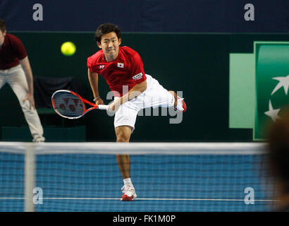 Barclaycard Arena, Birmingham, UK. Le 05 Mar, 2016. Davis Cup Tennis World Group premier tour. Grande-bretagne face au Japon. Yoshihito Nishioka du Japon sert pendant le match de double entre la société britannique Andy Murray et Jamie Murray et du Japon Yoshihito Nishioka et Yasutaka Uchiyama le jour 2 de l'égalité. Go a remporté en 5 sets 6-3, 6-2, 6-4. Credit : Action Plus Sport/Alamy Live News Banque D'Images