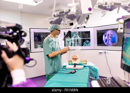 Düsseldorf, Allemagne. Feb 23, 2016. Klenzner Thomas, médecin chef de la clinique d'ORL à l'hôpital universitaire de Düsseldorf, met en valeur une intervention chirurgicale sur une maquette en tête le nouveau Ambulantes Coopératives Zentrum (AOZ, allumé. Out-patient centre chirurgical) à Düsseldorf, Allemagne, 23 février 2016. La salle d'opération de l'établissement est considéré comme l'un des plus chers du genre en Allemagne et est équipé d'un système d'assistance numérique pour être utilisé par le chirurgien pendant l'intervention et un système de navigation pour une sécurité accrue. Photo : MONIKA SKOLIMOWSKA/dpa/Alamy Live News Banque D'Images