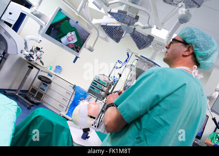 Düsseldorf, Allemagne. Feb 23, 2016. Klenzner Thomas, médecin chef de la clinique d'ORL à l'hôpital universitaire de Düsseldorf, met en valeur une intervention chirurgicale sur une maquette en tête le nouveau Ambulantes Coopératives Zentrum (AOZ, allumé. Out-patient centre chirurgical) à Düsseldorf, Allemagne, 23 février 2016. La salle d'opération de l'établissement est considéré comme l'un des plus chers du genre en Allemagne et est équipé d'un système d'assistance numérique pour être utilisé par le chirurgien pendant l'intervention et un système de navigation pour une sécurité accrue. Photo : MONIKA SKOLIMOWSKA/dpa/Alamy Live News Banque D'Images