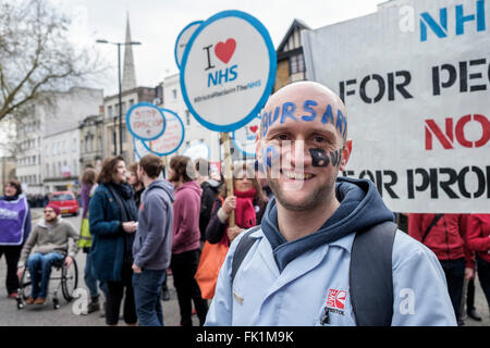 Bristol, Royaume-Uni, 5 mars 2016. Un manifestant qui manifestent contre la suppression des bourses pour les étudiants en soins infirmiers et d'autres la formation des agents de santé est représenté en prenant part à une sauver notre NHS mars et manifestation à Bristol. Le rassemblement a été organisé en mars et pour que les gens puissent montrer leur appui du NHS et à exprimer leurs préoccupations au sujet de l'avenir de la NHS et médecin en contrats. Credit : lynchpics/Alamy Live News Banque D'Images