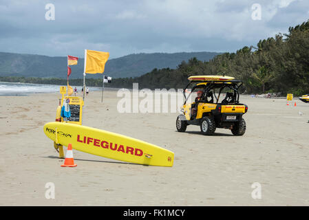 Life guard patrouille sur Four Mile Beach, à Port Douglas, Queensland du nord, Australie Banque D'Images