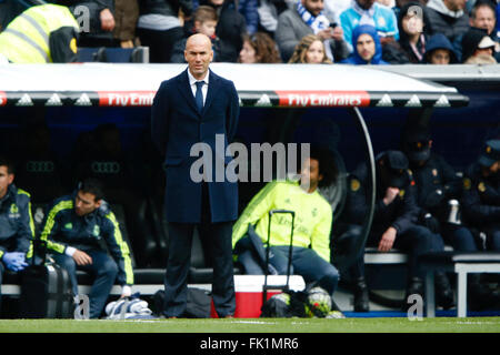 Madrid, Espagne. Le 05 Mar, 2016. Zinedine Zidane Entraîneur du Real Madrid. La Liga entre le Real Madrid contre Celta de Vigo au Santiago Bernabeu à Madrid, Espagne Credit : Action Plus Sport/Alamy Live News Banque D'Images