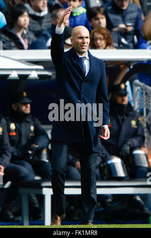 Madrid, Espagne. Le 05 Mar, 2016. Zinedine Zidane Entraîneur du Real Madrid La Liga entre le Real Madrid contre Celta de Vigo au Santiago Bernabeu à Madrid, Espagne Credit : Action Plus Sport/Alamy Live News Banque D'Images