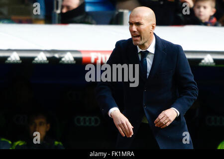 Madrid, Espagne. Le 05 Mar, 2016. Zinedine Zidane Entraîneur du Real Madrid La Liga entre le Real Madrid contre Celta de Vigo au Santiago Bernabeu à Madrid, Espagne Credit : Action Plus Sport/Alamy Live News Banque D'Images