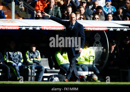 Madrid, Espagne. Le 05 Mar, 2016. Zinedine Zidane Entraîneur du Real Madrid La Liga entre le Real Madrid contre Celta de Vigo au Santiago Bernabeu à Madrid, Espagne Credit : Action Plus Sport/Alamy Live News Banque D'Images