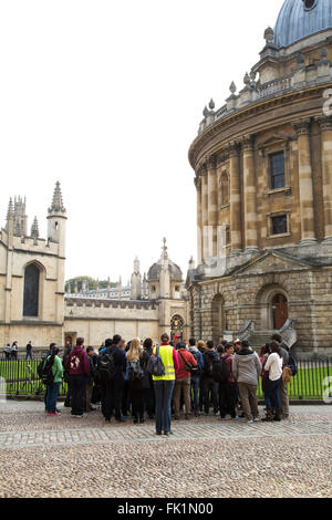 Les touristes sur une visite guidée dans le Radcliffe Square, Oxford Banque D'Images