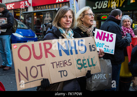 Bristol, Royaume-Uni. 5 mars, 2016. Des centaines de manifestants à Bristol mars pour exiger la protection pour le Service national de santé. Les manifestants disent qu'ils veulent une société d'état, bien financés et bien pourvus en services de santé. Le quartier animé de protestation a été mené par un groupe de samba. Bristol, Royaume-Uni 5 mars 2016. Credit : Redorbital Photography/Alamy Live News Banque D'Images