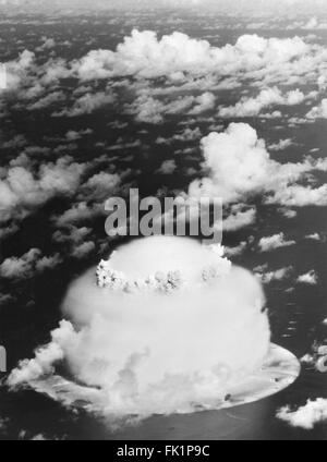 Champignon atomique de l'opération Crossroads les essais d'armes à l'atoll de Bikini, dans les Îles Marshall, l'océan Pacifique en juillet/août 1946. Banque D'Images