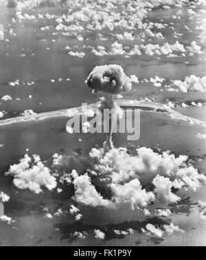 Champignon atomique de l'opération Crossroads les essais d'armes à l'atoll de Bikini, dans les Îles Marshall, l'océan Pacifique en juillet 1946. Banque D'Images