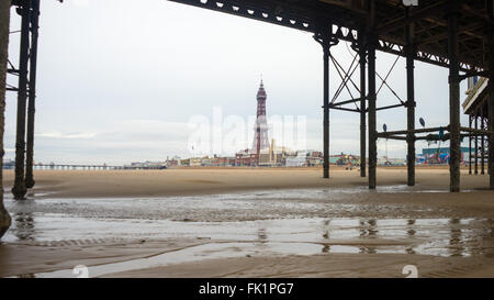 Central Pier, Blackpool. Prises par le dessous pour montrer l'accumulation structurelle. La tour de Blackpool peut être vu. Banque D'Images