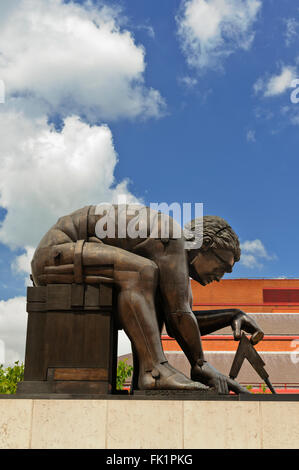 Une énorme sculpture en bronze de Isaac Newton est basée sur une gravure de 1795 par William Blake (1757-1827), Londres, Royaume-Uni. Banque D'Images