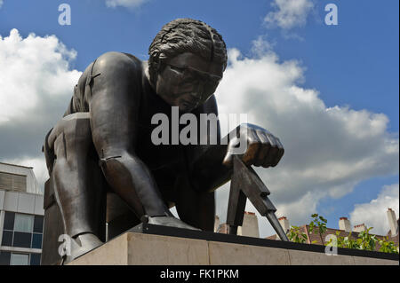 Une énorme sculpture en bronze de Isaac Newton est basée sur une gravure de 1795 par William Blake (1757-1827), Londres, Royaume-Uni. Banque D'Images