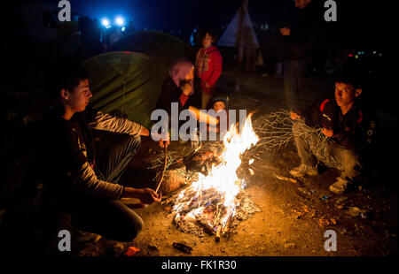 Idomeni, Grèce. Le 05 Mar, 2015. Les réfugiés rôtir un poulet sur un feu de camp dans le camp de réfugiés de l'Greek-Macedonian Idomeni à la frontière, de la Grèce, 05 mars 2015. Seul un petit nombre de réfugiés en provenance de Syrie et l'Irak sont encore en Macédoine chaque jour. Photo : KAY NIETFELD/dpa/Alamy Live News Banque D'Images