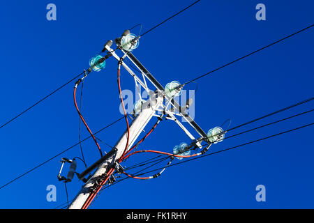 Pole avec des fils électriques dans le ciel Banque D'Images