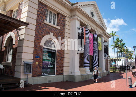 L'ancien bâtiment des bureaux publics est maintenant la galerie régionale de Cairns sur Abbot Street à Cairns, dans le nord du Queensland, en Australie. La galerie s'est ouverte Banque D'Images