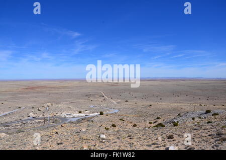 Navajo comté arizona mesa avec montagnes et desertarizona désert avec ciel bleu et nuages blancs filandreux road Banque D'Images