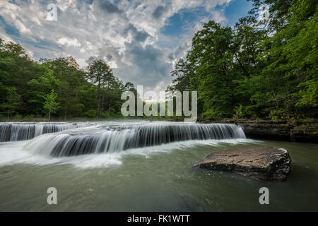 Haw Creek Falls sous ciel nuageux. Banque D'Images