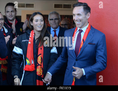 L'ancien joueur NBA Steve Nash, et de sa fiancée Lilla Frederick à Majorque pendant le match de foot en Majorque Banque D'Images