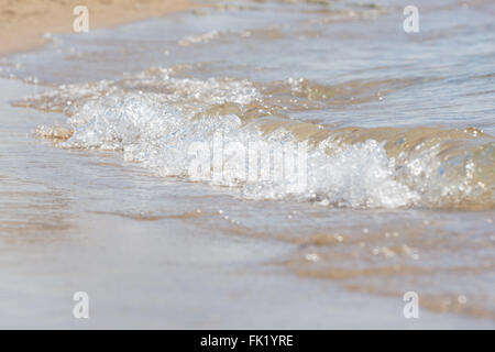 Une petite vague de la mer sur une plage de sable fin, close-up Banque D'Images