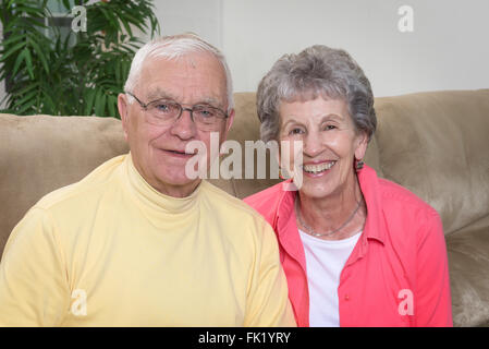 Smiling couple dans leur milieu des années 80. Banque D'Images