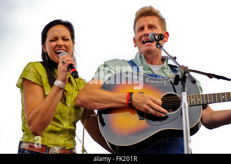 10 juin 2010 - Nashville, TN, USA - 04 mars 2016 - Joey Martin Feek du pays duo Joey Rory est décédé à l'âge de 40 ans. Feek est décédé après la lutte contre le cancer pour une grande partie de ces deux dernières années. Elle a été diagnostiqué avec un cancer du col utérin en 2014 et a subi une intervention chirurgicale que l'été. En juin 2015, elle et son mari Rory reçoit la nouvelle que son cancer était revenu, suivi d'un diagnostic dévastateur que la maladie avait atteint la phase 4. Feek a ensuite subi une chirurgie agressive et un cycle de chimiothérapie et de radiothérapie. 23 octobre Rory a révélé que les médecins avaient gi Banque D'Images