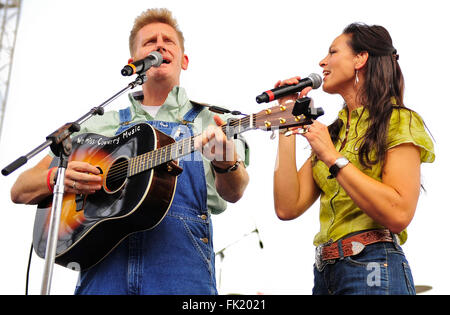 10 juin 2010 - Nashville, TN, USA - 04 mars 2016 - Joey Martin Feek du pays duo Joey Rory est décédé à l'âge de 40 ans. Feek est décédé après la lutte contre le cancer pour une grande partie de ces deux dernières années. Elle a été diagnostiqué avec un cancer du col utérin en 2014 et a subi une intervention chirurgicale que l'été. En juin 2015, elle et son mari Rory reçoit la nouvelle que son cancer était revenu, suivi d'un diagnostic dévastateur que la maladie avait atteint la phase 4. Feek a ensuite subi une chirurgie agressive et un cycle de chimiothérapie et de radiothérapie. 23 octobre Rory a révélé que les médecins avaient gi Banque D'Images