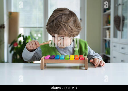 Cute little jouant sur le xylophone. Encore de l'éducation, aider à reconnaître les talents, soutenir et encourager la créativité des enfants Banque D'Images