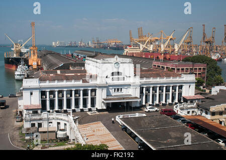 Port de Colombo, Sri Lanka, vu de la salle à manger Grand Oriental Hotel Banque D'Images