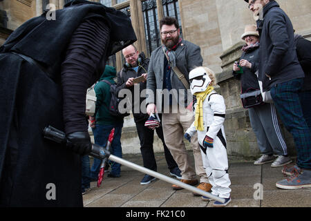 Oxford, UK. 5 mars, 2016. Un jeune parachutiste avec Darth Vader cosplayeuse durant la première Comic Con à Oxford. Credit : Pete Lusabia/Alamy live news Banque D'Images