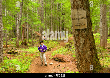 Sentier du lac Marion avec DÉSERT signe, Mt Jefferson Wilderness, forêt nationale de Willamette, Oregon Banque D'Images