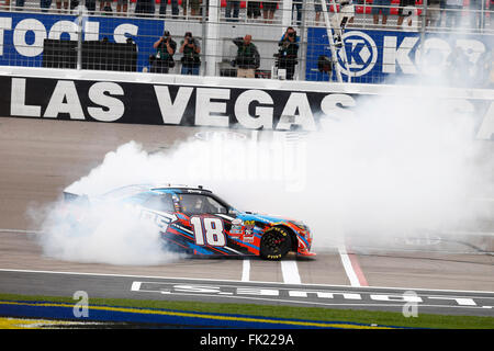 Las Vegas, NV, USA. 5e Mar, 2016. Las Vegas, NV - Mar 05, 2016 : Kyle Busch (18) gagne le Boyd Gaming 300 sur le Las Vegas Motor Speedway à Las Vegas, NV. © csm/Alamy Live News Banque D'Images