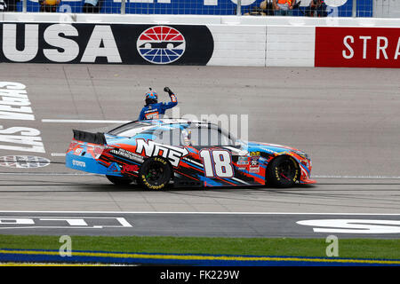 Las Vegas, NV, USA. 5e Mar, 2016. Las Vegas, NV - Mar 05, 2016 : Kyle Busch (18) gagne le Boyd Gaming 300 sur le Las Vegas Motor Speedway à Las Vegas, NV. © csm/Alamy Live News Banque D'Images