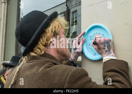 Londres, Royaume-Uni. 5 mars, 2016. Faire une guerre de classe très médiatisée - Historique 'Fun' - séditieux et pacifique pub crawl dans Notting Hill dirigé par Rita le Corbeau. Ils ont fait des plaques "bleue" pour le château de Warwick où Ian Bone s'est Joe Strummer à tour de rock contre le racisme et d'autres, dont certains sont maintenant très embourgeoisés. Policiers ont suivi le groupe, et plusieurs de ses sites sur la route fermée pour la journée, et Notting Hill Foxtons était complètement barricadés. Peter Marshall/Alamy Live News Banque D'Images