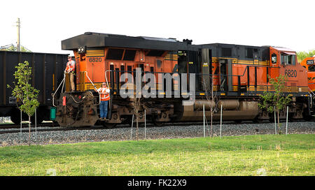 Emporia, Kansas, États-Unis, 4 mai 2014, Burlington Northern Santa Fe train roulant s'Emporia aujourd'hui l'un des intermittent. 80 par jour qui font leur chemin à travers cette ville tous les jours. Il s'agit d'une ligne de 5 locomotives qui produit un charbon plus 100 hopper train qui est vers l'ouest, les locomotives vont se mettre en face de la gare de charbon pour aider à pousser le long une fois qu'il est rempli avec sa cargaison de charbon. La BNSF Railway est le deuxième plus grand réseau ferroviaire de fret en Amérique du Nord, deuxième à l'Union Pacific Railroad (son principal concurrent pour le fret de l'ouest des États-Unis) Credit : Mark Reinstein Banque D'Images