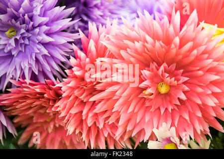 Contexte se compose de fleurs artificielles fait et peint à la main. Banque D'Images