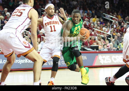 Los Angeles, CA, USA. 5e Mar, 2016. Oregon Ducks Elgin avant Cook (23) conduite au panier contre USC Trojans guard Jordan McLaughlin (11) dans un jeu entre l'USC Trojans vs Oregon Ducks au Galen Center de Los Angeles, CA. Jordon Kelly/CSM/Alamy Live News Banque D'Images