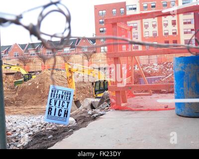 New York, USA. 06 Mar, 2016. Réseau de solidarité de Brooklyn, a pris position aujourd'hui de mettre fin à la violence que le processus de gentrification a reaked sur toute la ville de New York, au cours de la dernière décennie, avec les résidents et les membres de la communauté autour de la zone, le site de nouveau bloc 10, 1000 L'évolution de l'unité allant jusqu'à l'ancienne brasserie Rheingold, certains ont décrit comme l'équivalent d'un gentryfing bombe nucléaire à Bushwick. Credit : Mark Apollo/Alamy Live News Banque D'Images