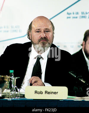 Washington, DC., USA, 4 février, 1997 Rob Reiner traite de la réunion hivernale de la National Governors Association, à Washington DC. Acteur et réalisateur Rob Reiner a dit aux gouverneurs de l'émission de télévision qu'il préparait sur le développement de la petite enfance, qui sera diffusé au printemps, organisé par Tom Hanks. Credit : Mark Reinstein Banque D'Images