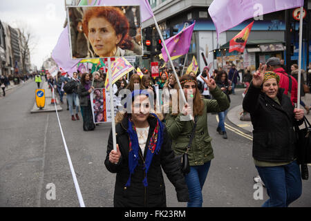 Londres, Royaume-Uni. 5 mars, 2016. Les femmes kurdes sur l'augmentation des femmes 'Million' mars contre la violence domestique. Credit : Mark Kerrison/Alamy Live News Banque D'Images