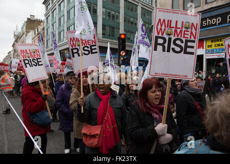 Londres, Royaume-Uni. 5 mars, 2016. Plus de 1 200 femmes La Journée internationale de la femme, en se joignant à la montée des femmes 'Million' mars contre la violence domestique. Credit : Mark Kerrison/Alamy Live News Banque D'Images