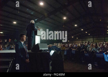 Lawrence, Kansas, États-Unis, 3 mars 2016, le candidat démocrate à Washington le sénateur Bernie Sanders aborde une foule de plus de quatre mille jeunes pour la plupart à un rassemblement ce soir à Lawrence, Kansas. Un agent des services secrets monte la garde à la marche à l'étage pendant les discours du sénateur Mark Reinstein Crédit : Banque D'Images