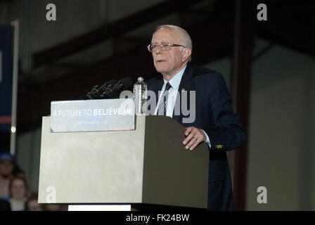 Lawrence, Kansas, États-Unis, 3 mars 2016, le candidat démocrate à Washington le sénateur Bernie Sanders aborde une foule de plus de quatre mille jeunes pour la plupart à un rassemblement ce soir à Lawrence, Kansas Credit : Mark Reinstein Banque D'Images