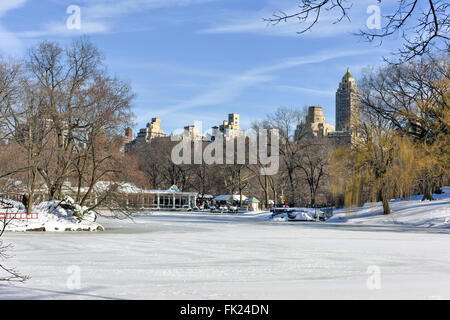 Le lac de Central Park, à New York gelés en hiver. Banque D'Images