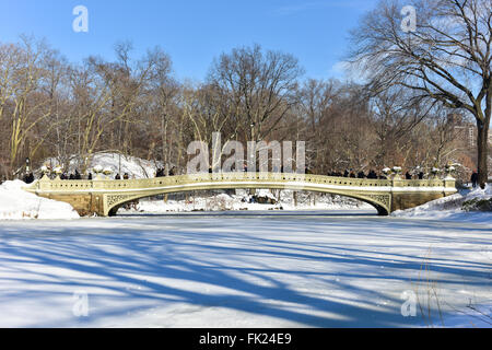 New York - 24 janvier 2016 : Le Pont de l'Arc est un pont en fonte situé dans Central Park, New York City, la traversée sur le lac Banque D'Images