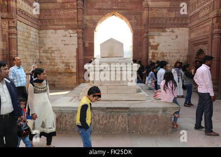 Tombe d'Iltutmish situé dans complexe Qûtb, le premier tombeau islamique en Inde, fut construit par Iltutmish lui-même un an avant sa de Banque D'Images