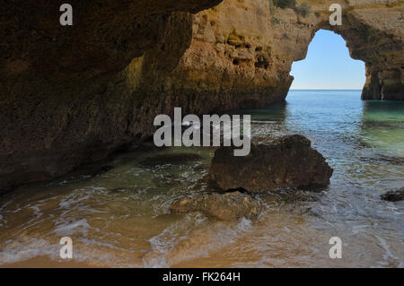 Grotte et falaise naturelle arch dans albandeira. plage de l'Algarve, PORTUGAL Banque D'Images