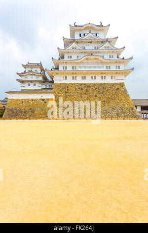 Grande cour intérieure de saleté sur les motifs à l'intérieur du château d'Himeji-jo Château sur un couvert nuageux jour à Himeji, Japon après début 201 Banque D'Images