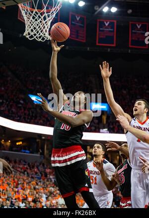 Louisville avant Jaylen Johnson (10) au cours de la jeu de basket-ball de NCAA entre les Cardinals de Louisville et le Virginia cavaliers à la John Paul Jones Arena le 5 mars 2016 à Charlottesville, VA. Jacob Kupferman/CSM Banque D'Images